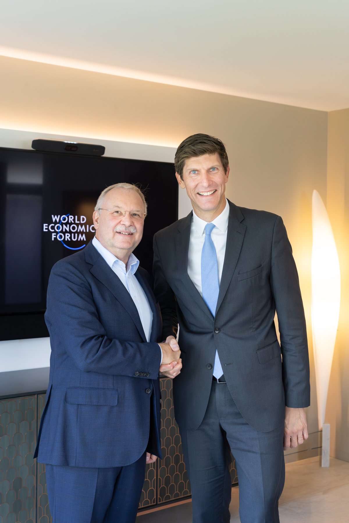 De g. à droite: Alois Zwinggi, WEF Managing Director et Benoît-Etienne Domenget, CEO Sommet Education.